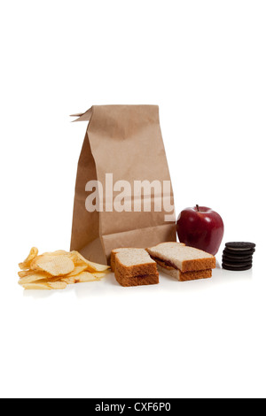 Pranzo a sacco con sandwich al burro di arachidi, Apple, i cookie e i chip Foto Stock