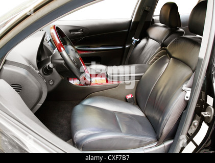 Interno di un auto di lusso con sedili in pelle Foto Stock