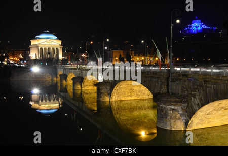 Chiesa della Gran Madre e il ponte sul fiume Po in Torino, Italia di notte Foto Stock