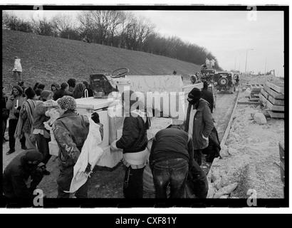 Arresto di manifestanti macchine movimento terra . M3 estensione Winchester. Twyford verso il basso Foto Stock