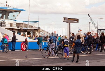 Amsterdam: Commuter salire a bordo di una barca di traghetto - Amsterdam, Paesi Bassi, Europa Foto Stock