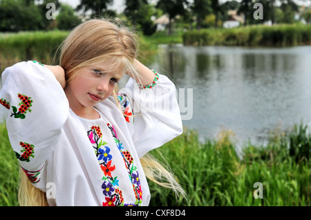 Ragazza ucraina in abiti tradizionali Foto Stock