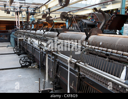 Mulini di Masson, Matlock Bath, Matlock, Derbyshire; vista mulespinning macchina. Foto Stock