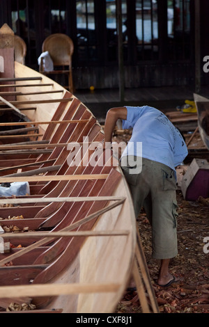 Costruttore di barca tradizionale sul cantiere di Banjarmasin Foto Stock