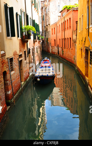 Colorata architettura riflessa nel canale di Venezia, Italia Foto Stock