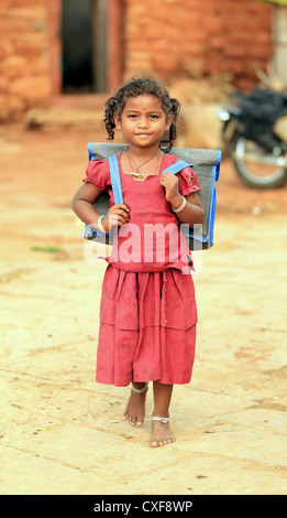 Little Indian girl Karuna andando a scuola Andhra Pradesh in India del Sud Foto Stock