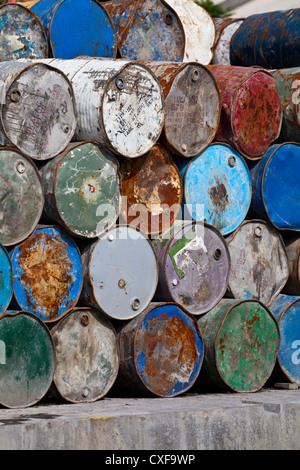 Vecchi barili nel Porto di Sunda Kepala in Giacarta Foto Stock