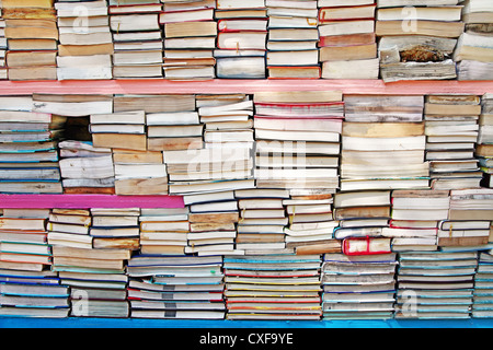 Una pila di vecchi bagnato e danneggiato libri usati. Foto Stock