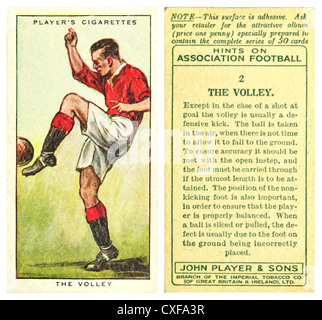 Carta da sigarette; "Suggerimenti sull'Associazione calcio' (John Player and Sons, 1934) Il Volley Foto Stock