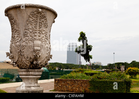 Vaso in giardino del Monumento Nazionale di Giacarta Foto Stock