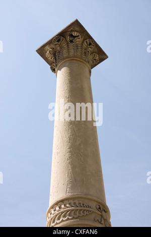 Una vecchia colonna classica isolato sul cielo blu Foto Stock