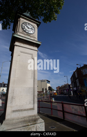 Thornton Heath Clock Tower con il centro per il tempo libero oltre Foto Stock