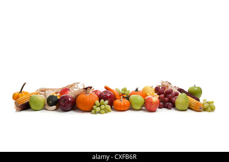 Fila di frutta e verdura fresca per l'autunno Foto Stock