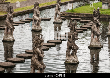 Statue di pietra e pietre miliari presso il Taman Tirtagangga acqua Palace e il giardino di Bali Orientale, Indonesia. Foto Stock