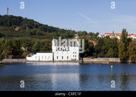 Panorama sulle rive del fiume Moldava a Praga Foto Stock