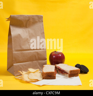 Pranzo a sacco su sfondo giallo Foto Stock