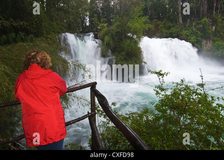 Elk198-3160 Cile, Pucon, Ojos del Caburgua cascata, modello rilasciato escursionista Foto Stock
