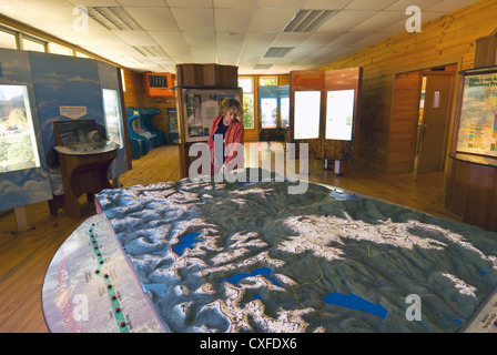 Elk198-3287 Cile, Puyehue National Park, Centro Visitatori, modello rilasciato Foto Stock