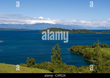 Elk198-3303 Cile, Lago Lago Llanquihue con Volcan del vulcano di Osorno Foto Stock