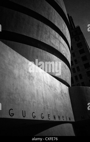 Foto in bianco e nero di un dettaglio della parte esterna del museo Guggenheim di New York Foto Stock