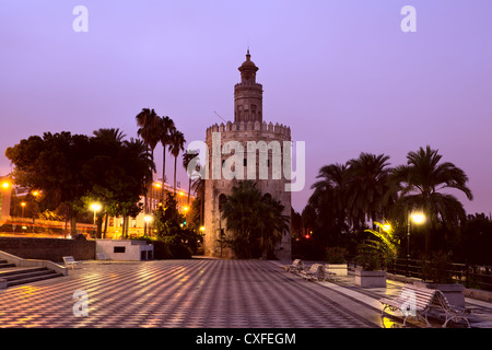 Torre del Oro - Golden Tower in Sevilla a colorato alba Foto Stock