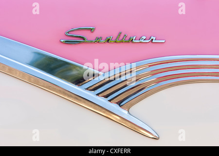 Dettaglio sul pannello laterale di un 1956 Ford Fairlane Sunliner convertibile. Foto Stock