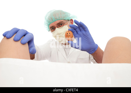 Medico ostetrico riceve il parto su sfondo bianco Foto Stock