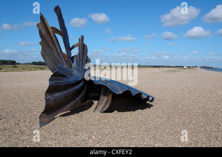 Maggi Hambling la scultura "callop' sulla spiaggia di Aldeburgh, Suffolk Foto Stock