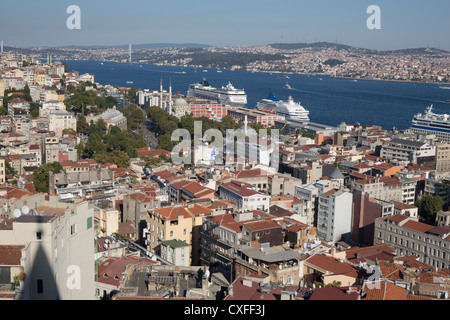 Vista dalla cima della Torre di Galata, a Istanbul, in Turchia. Guardando fuori sul Bosforo, il Mar di Marmara, Asia ed Europa. Foto Stock