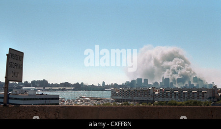 Il fumo sale dal World Trade Center dopo gli attentati terroristici di settembre 11, 2001 a New York City. Foto Stock