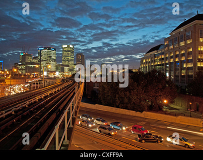 Vista del Canary Wharf grattacieli di notte da East India DLR station mostra il traffico sotto, London, England, Regno Unito Foto Stock