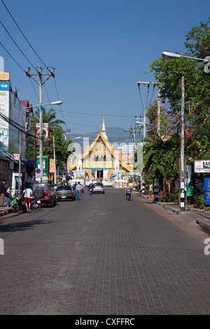 Thanon Ratchadamnoen che conduce al Wat Phra Singh, Chiang Mai, Thailandia Foto Stock