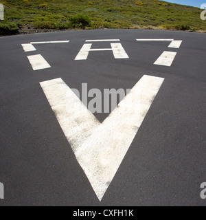 Eliporto triangolo bianco verniciato di suolo accedi marciapiede Foto Stock