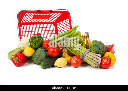 In plastica rosso carrello con verdure fresche su sfondo bianco Foto Stock