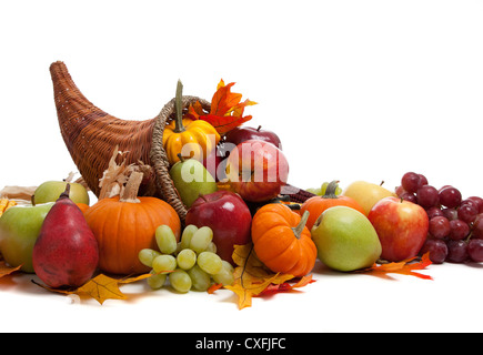Cornucopia piena di frutti, zucche e zucche su sfondo bianco Foto Stock