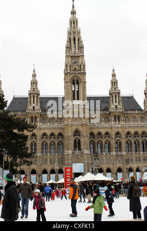 VIENNA, Austria - 14 febbraio: pattinaggio su ghiaccio anello nella parte anteriore del Rathaus (Municipio) a Vienna nel febbraio 14, 2010. Foto Stock