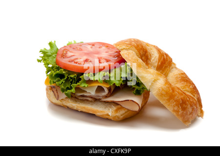 Sandwich di tacchino su un cornetto su sfondo bianco Foto Stock