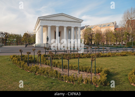 Il Dorico Theseus-Tempel, una replica del Theseion in Atene, nel centro del Volksgarten, Vienna, Austria. Foto Stock