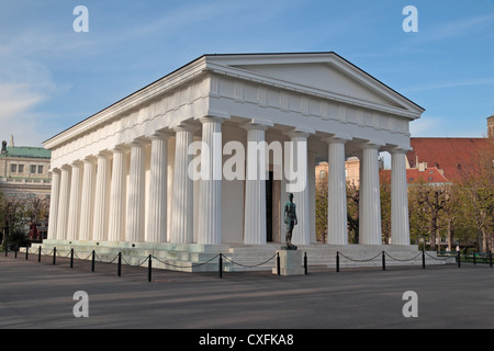 Il Dorico Theseus-Tempel, una replica del Theseion in Atene, nel centro del Volksgarten, Vienna, Austria. Foto Stock