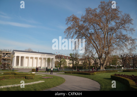Il Dorico Theseus-Tempel, una replica del Theseion in Atene, nel centro del Volksgarten, Vienna, Austria. Foto Stock