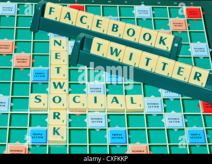 London, Regno Unito - 11 Giugno 2012: Social network concetto con Facebook e Twitter sul bordo del gioco Foto Stock