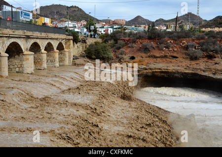 Ponte di Mazarrón, settembre 2012. Il giorno dopo le inondazioni. Foto Stock