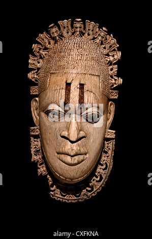 La regina madre pendente Iyoba maschera del XVI secolo la Nigeria corte di Benin cultura popoli Edo avorio 23,8 x 12,7 cm Africa Foto Stock