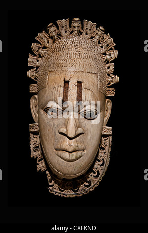 La regina madre pendente Iyoba maschera del XVI secolo la Nigeria corte di Benin cultura popoli Edo avorio 23,8 x 12,7 cm Africa Foto Stock