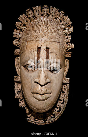 La regina madre pendente Iyoba maschera del XVI secolo la Nigeria corte di Benin cultura popoli Edo avorio 23,8 x 12,7 cm Africa Foto Stock