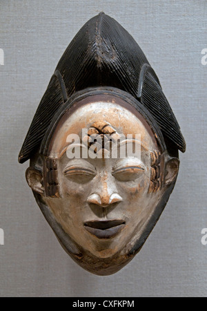 Maschera facciale bianca Mukudj del XIX-XX secolo crestata a livelli nero coiffure a forma di diamante sulla fronte scarificazioni popolo Punu del Gabon, Africa centrale. Foto Stock