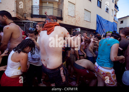 Il Tomatina Festival di Buñol, Valencia, Spagna, dove migliaia di persone lanciano 150.000 pomodori coltivati appositamente. Festival del lancio del pomodoro Spagna 2012 Foto Stock