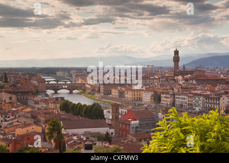 Guardando sopra i tetti di Firenze al tramonto. Foto Stock