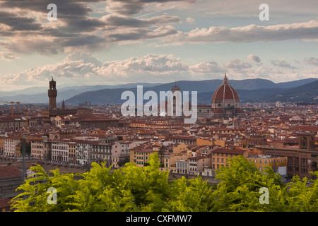 Guardando sopra i tetti di Firenze al tramonto. Foto Stock