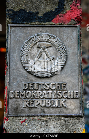 Repubblica democratica tedesca DDR Logo sul display vicino al Checkpoint Charlie di Berlino Foto Stock